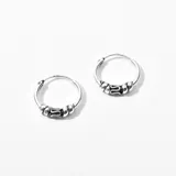 Par de aros tipo argolla de plata 925 con detalle de diseño trenzado en el centro.