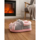 Pantuflas cerradas de color azul con diseño de gatito, confeccionadas en piel sintética suave con interior de peluche gris. Presentan un bordado con la frase 'Welcome Home' y apliques de patitas de gato. Cuentan con suela de goma antideslizante.
