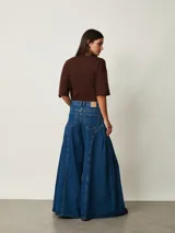 Jean de denim azul de tiro medio, con diseño wide leg de corte muy amplio y pinzas laterales decorativas que aportan volumen.