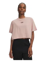 Remera corta Under Armour de color rosado, con cuello redondo acanalado, mangas cortas y calce holgado. Cuenta con detalle de logo bordado en el centro del pecho.