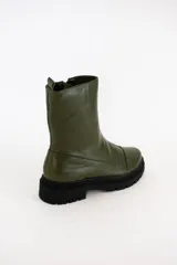 Borcegos de cuero negro con caña media, cierre lateral interno y suela track de goma con plataforma de 4,5 cm.