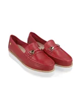 Mocasín de cuero color rojo con detalle de herraje metálico dorado en el empeine. Presenta una suela de plataforma dentada en color blanco con una franja intermedia en tono natural.
