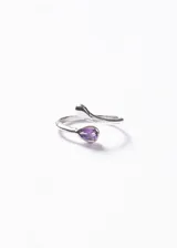 Anillo abierto de plata 925 con diseño entrelazado, presentando un extremo con una piedra de amatista en forma de gota y el otro extremo liso y redondeado.