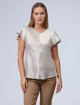 Blusa color beige de satén, marca Alex & Lili. Manga corta amplia, corte bajo el busto y espalda con abertura ojal y botón.