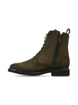 Borcego acordonado de cuero color verde oliva, con detalles metálicos, cordones oscuros y suela de EVA negra.