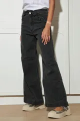 Jean de pierna ancha color gris oscuro, con cintura alta, bolsillos delanteros y traseros con detalle de trenzado, y cinturón de soga.