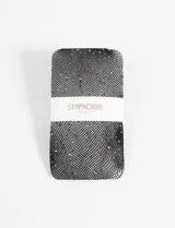 Medias de red negras con gemas de colores.