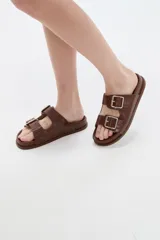Sandalias planas de mujer con doble tira ancha en el empeine, hebillas metálicas plateadas y textura símil cocodrilo.