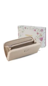 Billetera larga con cierre perimetral, confeccionada en material símil cuero con textura rugosa. Cuenta con placa metálica decorativa en el frente y múltiples compartimentos internos para tarjetas, billetes y monedas.