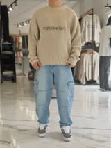 Pantalón cargo de jean gris con efecto acid wash, corte holgado, bolsillos laterales en las piernas y costuras reforzadas.