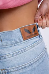 Pantalón de jean celeste claro, de corte wide leg y tiro alto.