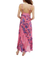 Vestido largo estilo slip dress en color rosado con estampado floral en tonos azules y morados. Confeccionado en satén ligero, cuenta con finos tirantes ajustables, escote en V con apliques de encaje y paneles de encaje transparente en los laterales.