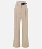 Pantalón de vestir color beige, de corte recto, con trabillas en la cintura y cinturón incorporado.