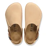 Zueco Birkenstock modelo Lutry Premium, color tostado en ante con tira trasera marrón de cuero ajustable con hebilla metálica y remache con logo.