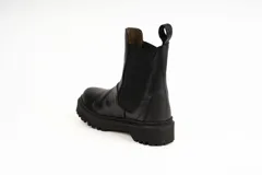 Bota Chelsea de caña baja color negro, realizada en cuero encerado, con paneles elásticos laterales y suela chunky de goma con plataforma estriada.