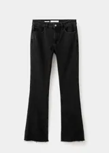 Jeans estilo flare tiro medio de color negro, confeccionados en tejido confort con elasticidad. Presentan diseño de cinco bolsillos, trabillas para cinturón y cierre delantero con cremallera y botón.