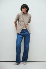 Pantalón de jean azul de corte recto, tiro medio y lavado stone wash.