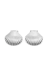 Par de aros plateados con forma de concha marina con textura acanalada.