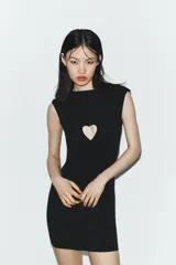 Vestido corto de punto stretch, color negro, con cuello redondo, manga sisa y detalle de abertura frontal en forma de corazón en el pecho.