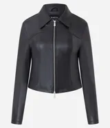 Campera corta de cuero sintético (PU) color negro, con cuello estructurado, cierre frontal de doble carro y recortes decorativos que realzan la silueta.