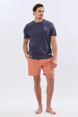 Short de baño liso color coral, confeccionado en tela flexible elastizada, con diseño versátil para uso dentro y fuera del agua.