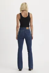 Jeans de tiro alto, ajustados en cadera y muslos, con pierna acampanada.