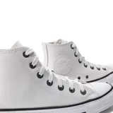 Championes de caña alta Converse Chuck Taylor All Star, confeccionados en cuero sintético blanco con cordones al tono, puntera de goma y suela de caucho con detalle de línea negra.