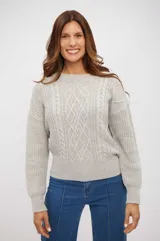 Sweater de punto en color gris claro, con cuello redondo, mangas largas y diseño de trenzas en el frente.