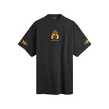 Camiseta negra de corte oversize con estampado de llamas en el pecho y en las mangas. Presenta el logo de la marca en el centro del diseño frontal.