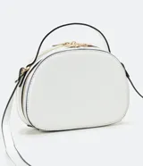 Bolso pequeño de cuero sintético blanco, con forma redondeada, correa larga ajustable y cierre de cremallera.
