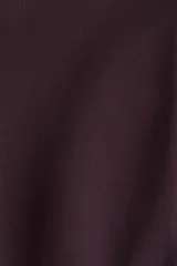 Top de manga corta color borgoña, con cuello redondo y corte entallado que se acampana ligeramente hacia el bajo gracias a las pinzas moldeadoras frontales.