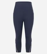 Pantalón corsario deportivo negro, confeccionado en poliamida y elastano, con cintura alta, bolsillos laterales y detalle de línea contrastante en el lateral.