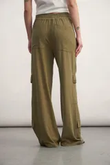 Pantalón cargo color beige de corte ancho, con bolsillos laterales y cordón ajustable en la cintura.