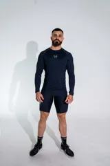Calza deportiva corta de ajuste compresivo, color negro, con estampado gráfico lateral. Confeccionada en tejido técnico elástico de alta resistencia.