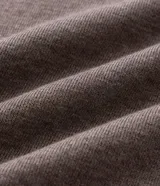 Remera masculina de manga corta con cuello redondo, confeccionada en tejido piqué con efecto melange. Presenta una textura suave y estructurada, ideal para un estilo casual y sofisticado.