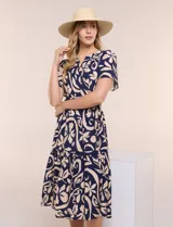 Vestido midi azul marino con estampado floral grande en color beige, escote en V con cuello mao, mangas cortas, cintura fruncida con elástico y falda con volados en niveles.