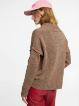 Sweater de tejido de punto color ladrillo. Escote en v y mangas largas de sisa caída. Confeccionado en lana.