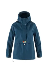 Campera anorak Fjallraven Vardag para mujer, color amarillo mostaza, con capucha ajustable, cierre de botones a presión en el cuello, bolsillo tipo canguro con logo bordado y cordón ajustable en el ruedo.