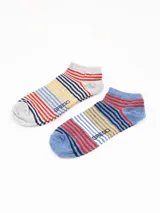 Pack de dos pares de soquetes tobilleros a rayas horizontales de diferentes colores. Un par es gris con rayas rojas, azules y amarillas. El otro par es celeste con rayas rojas, azules y blancas.