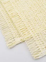 Individuales rectangulares de tejido rústico color crema.