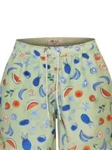 Short de baño con estampado frutal sobre fondo verde claro. Presenta cintura elástica con cordón ajustable, bolsillos laterales y confección en tejido ligero de secado rápido.