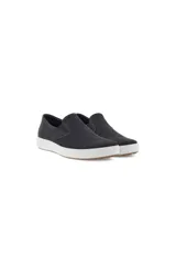 Zapatillas Ecco Soft 7 sin cordones, color negro con capellada de cuero perforado y detalles en gamuza. Suela blanca con base marrón.