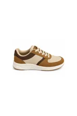 Zapatilla urbana con combinación de tonos tostado, marrón y beige, acordonada, con suela deportiva blanca y cuello acolchado.