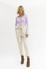 Pantalón de vestir color crema, de corte recto, con cintura alta y lazo para ajustar.