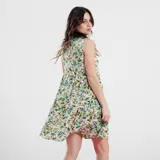 Vestido corto blanco con estampado floral rojo, de corte suelto y sin mangas.