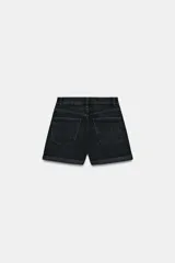 Bermuda de tiro alto confeccionada en denim, con diseño de cinco bolsillos, trabillas para cinturón y bajo con dobladillo vuelto.