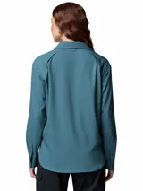 Camisa de senderismo Columbia Silver Ridge Utility de color azul, con protección solar y tecnología de absorción de sudor. Cuenta con mangas largas, bolsillos frontales con solapa y cierre de botones.