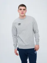Buzo azul marino Umbro con cuello redondo y logo bordado en el pecho.