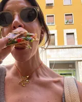 Aros dorados con forma de flor.