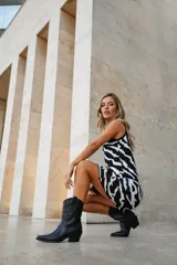 Botas texanas cortas blancas de cuero con bordados en la capellada y taco de madera.